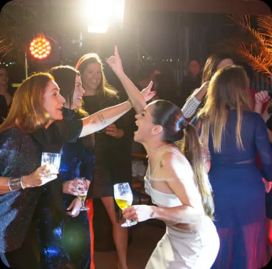 Convidados celebrando no evento