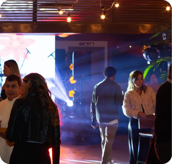Ambiente de evento com iluminação cênica